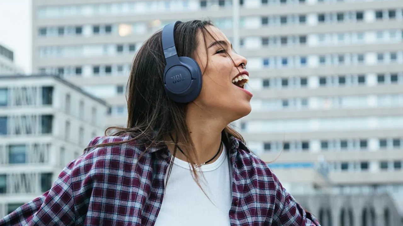 JBL_TUNE_710BT_Lifestyle_Image